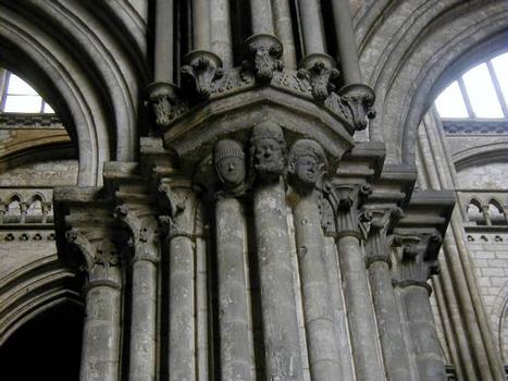 Chapiteaux des colonnettes d'un des piliers de la nef du collatéral sud