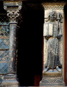 Saint-Antonin-Noble-Val - Ancien hôtel de ville - Façade - L'empereur Justinien portant les Institutes, recueil du droit romain