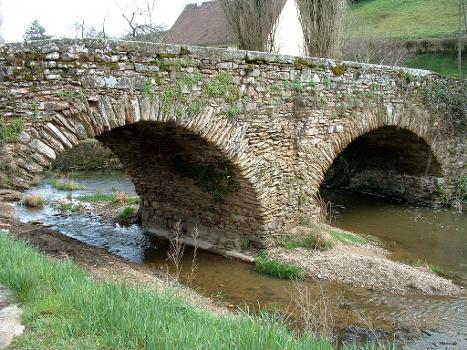 Roman bridge across the Portefeuille, Saint-Benoît-du-Sault (Indre)