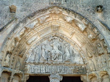 Saint-Emilion - Eglise collégiale - Portail gothique donnant accès au croisillon Nord du transept - Tympan représentant le Jugement Dernier et sur le linteau, la Résurrection des Morts