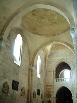 Saint-Emilion - Eglise collégiale - Nef romane sur file de coupoles, vue vers le porche de l'entrée