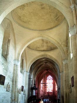 Saint-Emilion - Eglise collégiale - Nef romane sur file de coupoles, vue vers le choeur gothique