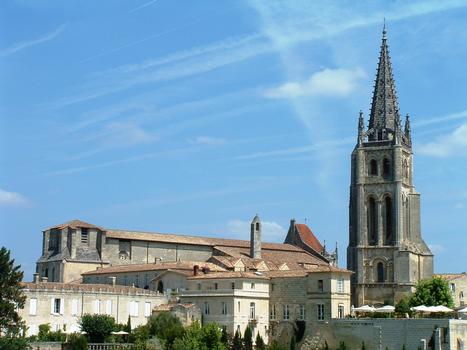 Saint-Emilion - Eglise collégiale - Ensemble de la collégiale avec le clocher de l'église rupestre
