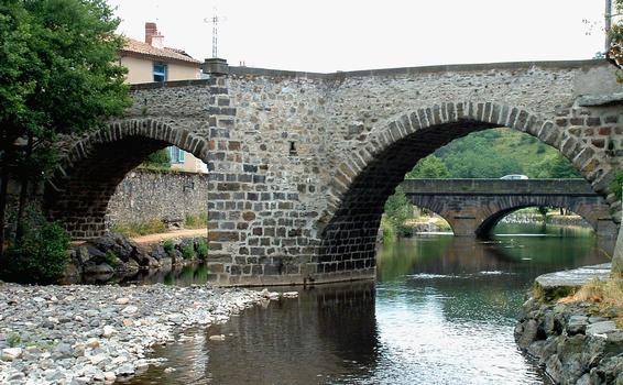Saint-Flour - Pont Vieux vu de l'amont et pont Neuf
