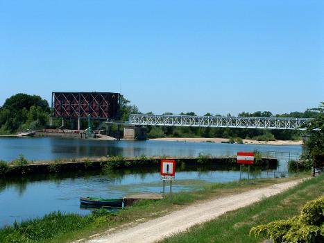 Saint-Léger-des-Vignes - Barrage sur la Loire: Saint-Léger-des-Vignes - Barrage sur la Loire formant le plan d'eau permettant le passage entre les canaux du Nivernais et latéral à la Loire