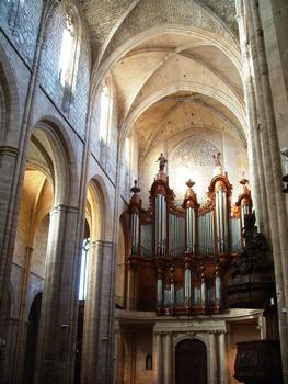 Saint-Maximin-la-Sainte-Baume - Basilique Sainte-Marie-Madeleine - Nef centrale avec l'orgue Isnard