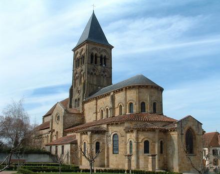 Saint-Menoux - Eglise Saint-Menoux - L'église vue du chevet