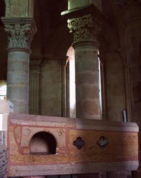 Saint-Menoux - Eglise Saint-Menoux - Choeur - Derrire l'autel, «débredinoire», sarcophage du saint avec des ouvertures. Une tradition assure que les «bredins» -simples d'esprit- sont guéris s'ils passent leur tête dans la plus grande ouverture