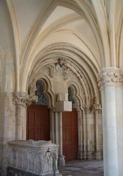 Saint-Père - Eglise Notre-Dame - Narhex - Portail central et tombeau