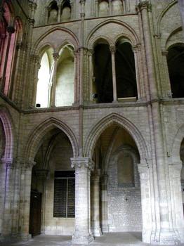 Abbatiale Saint-Rémi.Deux premières travées de la nef