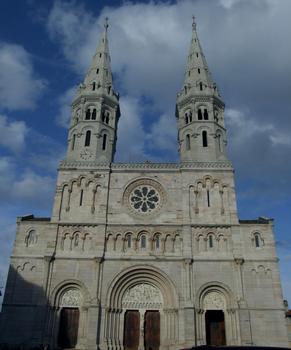Mâcon - Eglise Saint-Pierre - Façade sur la place Saint-Pierre, en face de l'Hôtel de ville