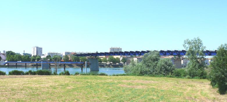 Mâcon - Pont urbain Sud - Le pont en cours de lancement et l'estacade d'accès aux piles