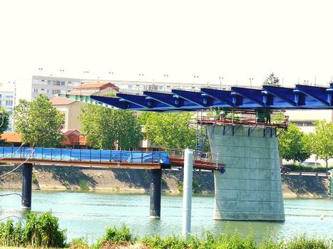 Mâcon - Pont urbain Sud - Le pont en cours de lancement et l'estacade d'accès aux piles