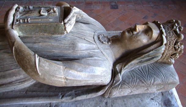 Abbaye de la Piété-Dieu de l'Épau - Salle capitulaire - Gisant de la reine Bérangère de Navarre, veuve du roi Richard Coeur-de-Lion, et fondatrice de l'abbaye le 25 mars 1229