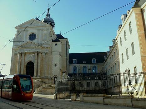 Tramway du Mans - Rue Gambetta près de l'église de la Visitation