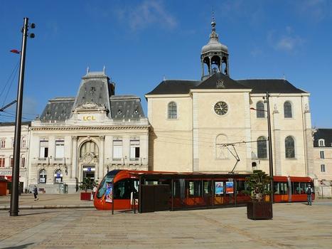 Tramway du Mans - Place de la République devant l'église de la Visitation