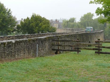 Montfort-le-Gesnois - Pont romain de Pont-de-Gennes - On peut voir que le pont a une courbure en plan en rive gauche avant le franchissement de l'Huisne