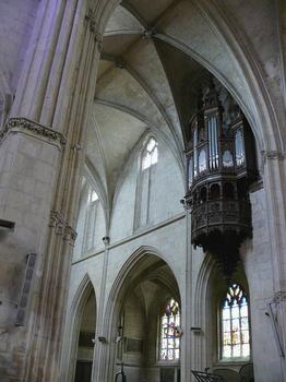 La Ferté-Bernard - Eglise Notre-Dame-des-Marais - L'orgue en nid d'hirondelle accroché à la tour depuis 1536