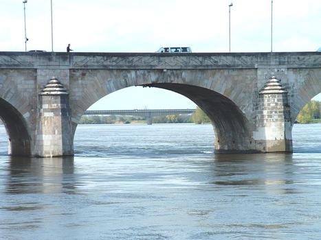 Saumur - Pont Cessart - Pont sur la Loire - Une travée. A l'arrère plan, le pont du Cadre Noir