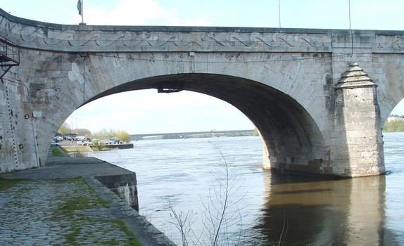 Saumur - Pont Cessart - Pont sur la Loire - Travée de rive côté rive gauche. A l'arrère plan, le pont du Cadre Noir