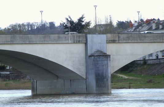 Saumur - Pont des Cadets - Une pile