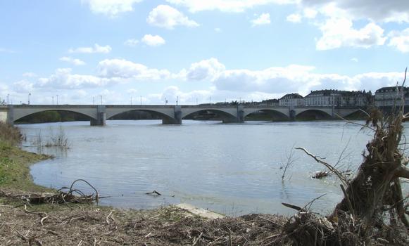 Saumur - Pont des Cadets - Ensemble vu de l'aval