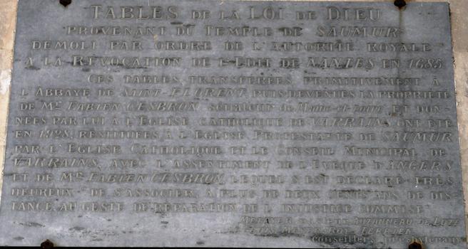 Saumur - Temple protestant - Panneau commémoratif de la restitution en 1928 des Tables de la Loi du temple protestant de Saumur détruit après la révocation de l'édit de Nantes en 1685