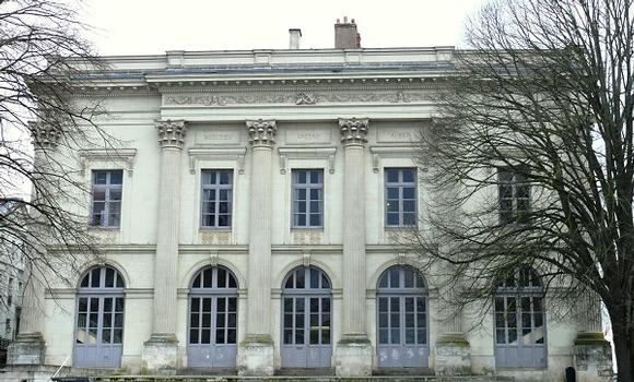 Théâtre de Saumur - La façade vers l'Hôtel de ville, les compositeurs d'opéras