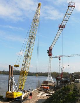 Saumur - Pont du Cadre Noir - La première grue mobile est en train de démonter l'estacade entre la rive et la plate-forme de la pile P1