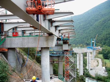 Centron - Viaduc aval (RN90) - Le viaduc se décompose en deux structures: l'estacade à la sortie du tunnel du Siaix et le viaduc qui prend appui sur l'estacade