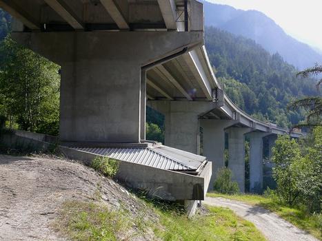 Fourneaux - Viaduc de Charmaix pour l'accès au tunnel routier du Fréjus - Les fondations ont été conçues pour pouvoir admettre un déplacement du terrain