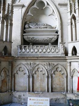 Saint-Jean-de-Maurienne - Cathédrale Saint-Jean-Baptiste - La tombe du premier comte de Maurienne, Humbert aux Blanches Mains, l'ancêtre de la maison de Savoie, sous le porche de la cathédrale