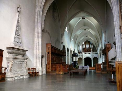 Saint-Jean-de-Maurienne - Cathédrale Saint-Jean-Baptiste - La nef centrale vue du choeur, avec les stalles inaugurées en 1498, le tombeau de Mgr Pierre de Lambert [1567-1591], au fond la tribune d'orgue et l'orgue du 19 ème siècle