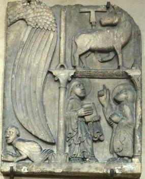 Saint-Jean-de-Maurienne - Cathédrale Saint-Jean-Baptiste - Nef centrale - Un morceau du tympan de la cathédrale romane: les deux saint Jean désignent l'Agneau de Dieu