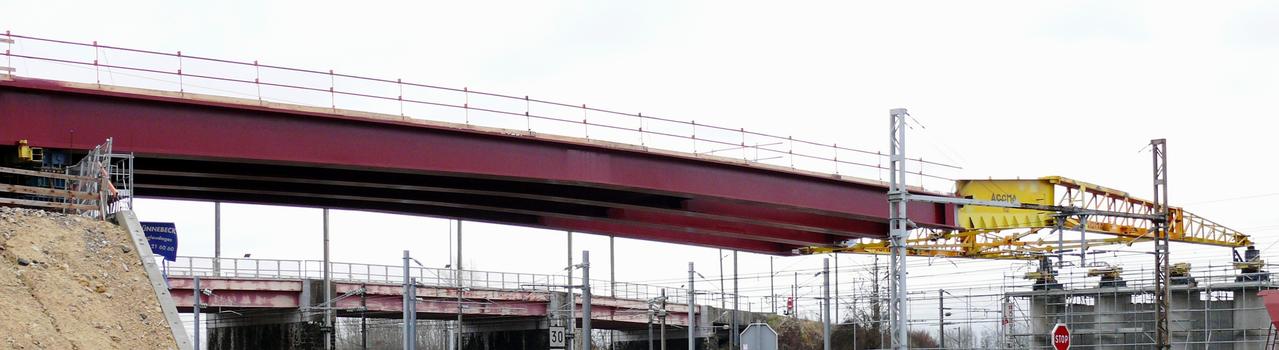 Pont de Chelles - La charpente métallique après le premier lançage au-dessus de la voie de chemin de fer Paris-Strasbourg