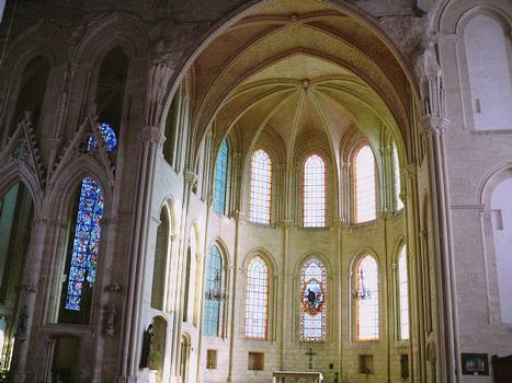 Larchant - Eglise Saint-Mathurin - Choeur et, à gauche, la chapelle de la Vierge datant du 14 ème siècle, seuls restes intacts après l'incendie de 1568