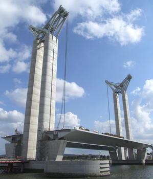 6ème pont de Rouen - Pont levant - Ensemble après pose des tabliers métalliques. Les câbles de levage sont en cours de montage