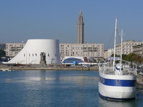 Le Havre - Le Volcan (espace Niemeyer) - En arrière-plan, l'église Saint-Joseph