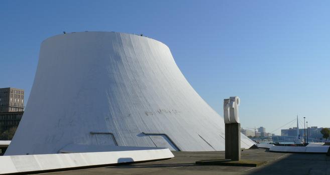 Le Havre - Le Volcan (espace Niemeyer) - En arrière-plan, la passerelle de la Bourse