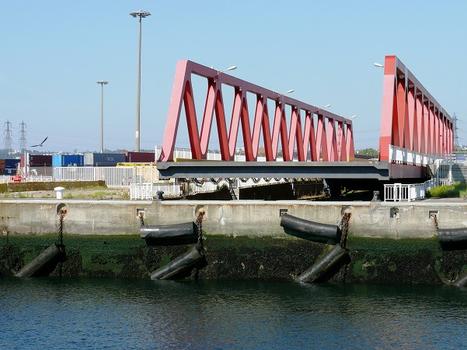 Port autonome du Havre - Ecluse François 1 er entre le bassin René Coty et le Grand canal du Havre, le canal de Bossière (vers le canal de Tancarville) - Le pont aval après déplacement longitudinal