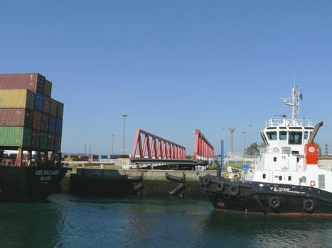 Port autonome du Havre - Ecluse François 1 er entre le bassin René Coty et le Grand canal du Havre, le canal de Bossière (vers le canal de Tancarville) - Remorqueur arrière et le porte-conteneur sortant de l'écluse