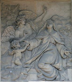 Saint-Denis - Chapelle du Carmel - Bas-relief de droite: Ange perçant d'un dard le coeur de sainte Thérèse par Joseph Deschamps