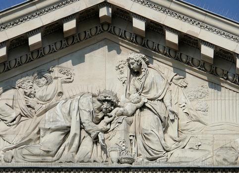 Saint-Denis - Chapelle du Carmel - Fronton: adoration des Mages, sculptée par Joseph Deschamps qui avait participé au décor de la chapelle du couvent de la Reine à Versailles
