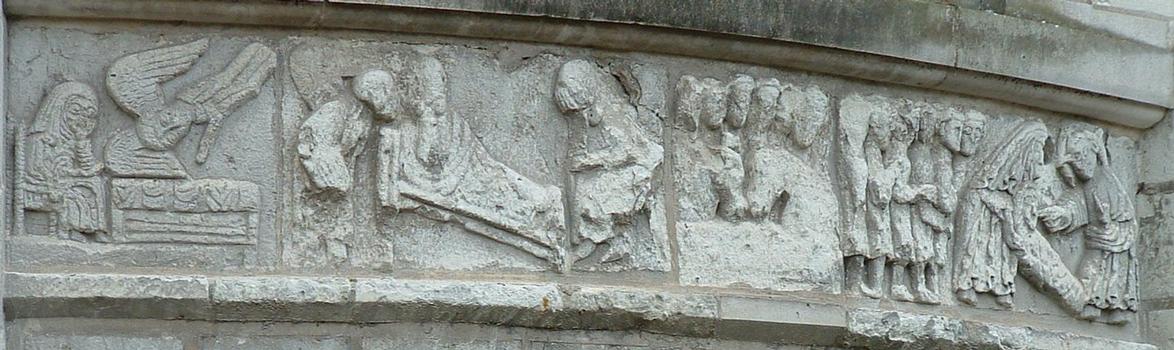 Selles-sur-Cher - Eglise Notre-Dame-la-Blanche - Chapelles rayonnantes - Extérieur - Frise représentant l'Annonciation et la Nativité