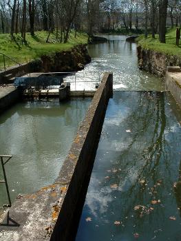 Canal du Midi: Seuil de Naurouze Déversoir du bassin de Naurouze construit sur l'ancienne écluse de la Méditerranée