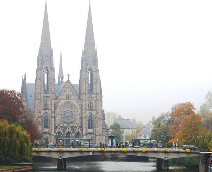 Strasbourg - Pont Royal et l'église Réformée Saint-Paul en arrière-plan
