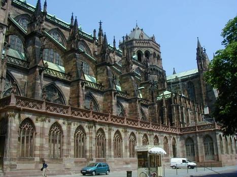 Cathédrale Notre-Dame de Strasbourg.Nef et bras droit du transept