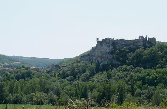 Château de Penne - Ensemble du site avec les ruines du château dominant le village et la vallée de l'Aveyron
