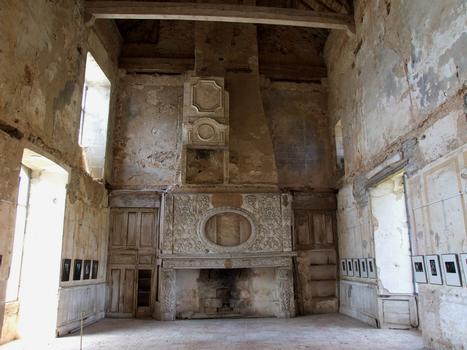 Châteaux de Bruniquel - Château Neuf - Pièce de réception avec une cheminée de style Baroque