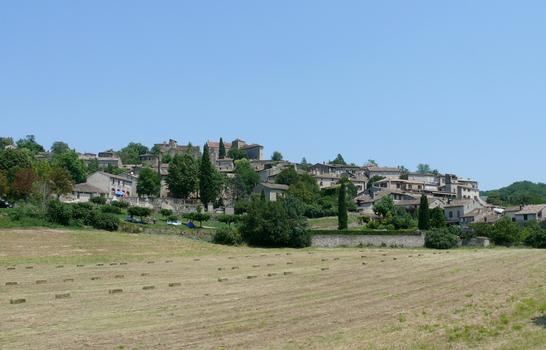 Le village de Bruniquel et les châteaux de Bruniquel au sommet